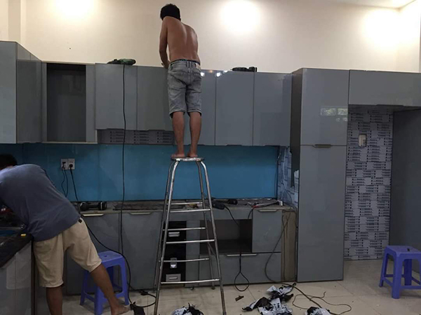 Thi công tủ bếp inox cánh kính